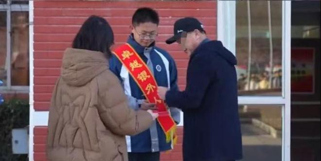 后续来了！网友表示：这嘉奖是不是低了k8凯发入口地震中高中生背起同学逃生(图15)